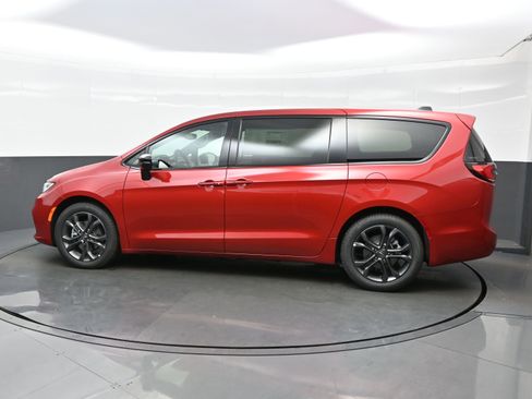 New 2026 Chrysler Pacifica Select image 3