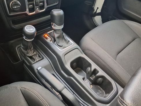 Used 2023 Jeep Gladiator Overland AWD/4WD image 25