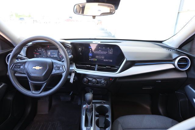 Used 2025 Chevrolet Trax LS w/ LS Convenience Package FWD image 11