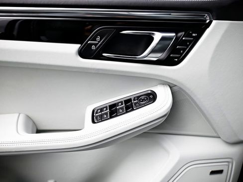 Certified 2026 Porsche Macan AWD/4WD image 18