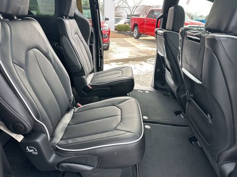 New 2026 Chrysler Pacifica Limited w/ Uconnect Theater Family Group image 52