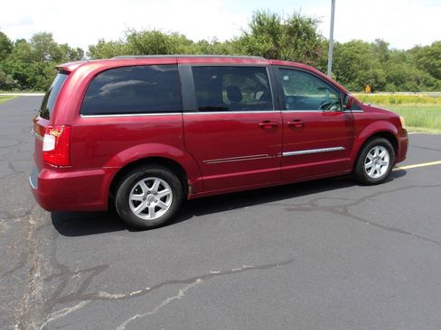 Used 2011 Chrysler Town & Country Touring FWD image 11