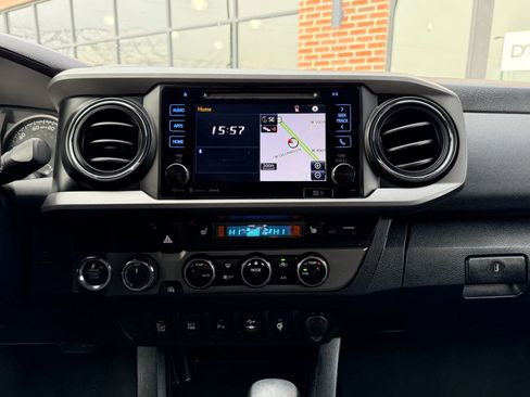 Used 2017 Toyota Tacoma TRD Off-Road w/ Premium & Technology Package image 15