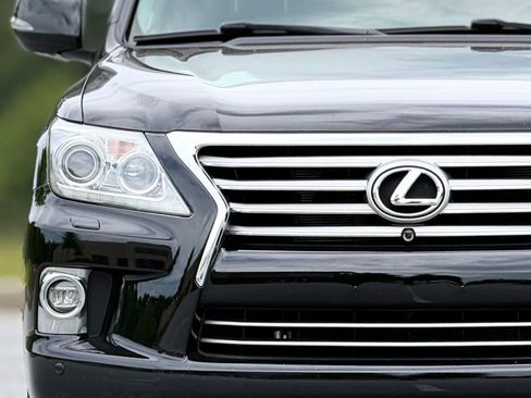 Used 2015 Lexus LX 570 4WD w/ Luxury Package image 13