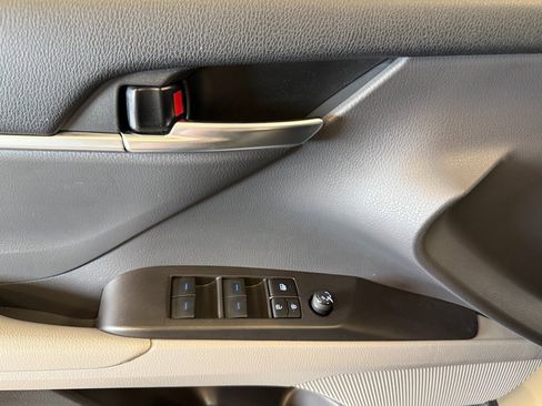 Used 2023 Toyota Camry SE image 19