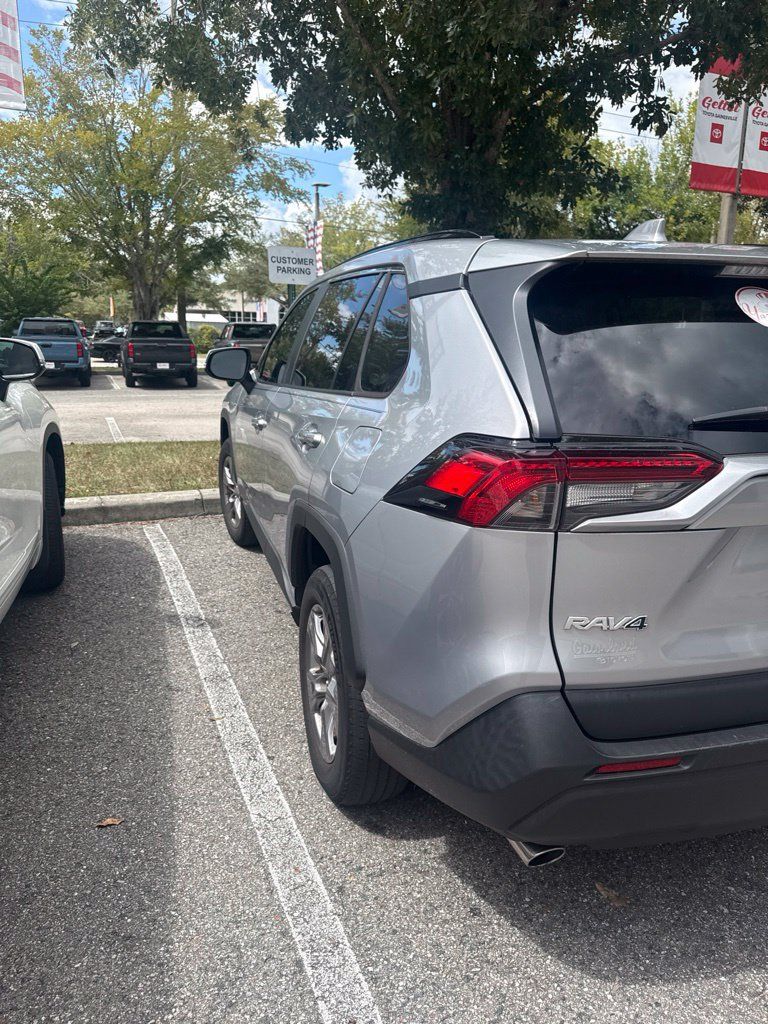 Used 2022 Toyota RAV4 XLE w/ Convenience Package FWD image 6