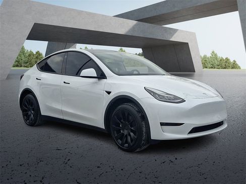 Used 2023 Tesla Model Y Long Range image 4