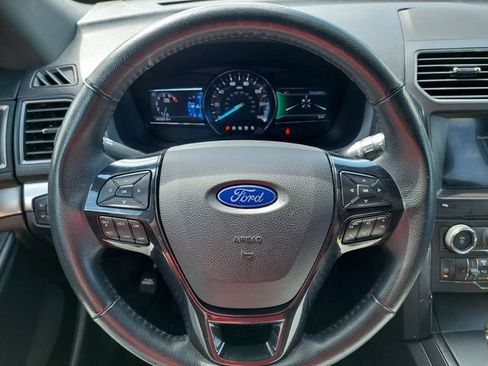 Used 2018 Ford Explorer XLT w/ Equipment Group 202A FWD image 19