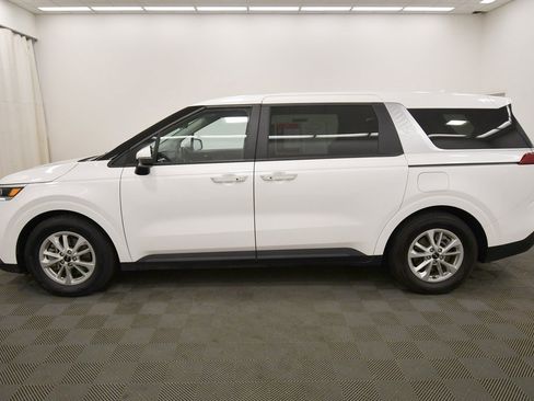 Certified 2024 Kia Carnival LX image 4