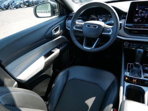 Used 2025 Jeep Compass Latitude AWD/4WD image 18