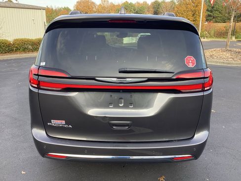 Used 2022 Chrysler Pacifica Touring-L image 3