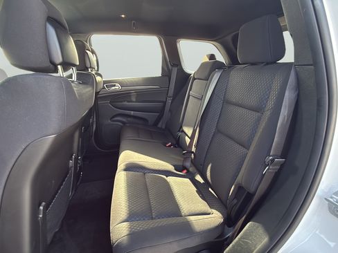 Used 2019 Jeep Grand Cherokee Laredo AWD/4WD image 23