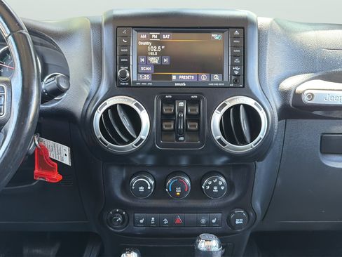Used 2016 Jeep Wrangler Unlimited Rubicon w/ Connectivity Group AWD/4WD image 17