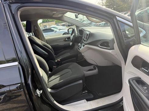 Used 2022 Chrysler Voyager LX FWD image 26