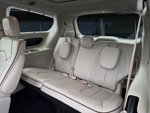 Used 2019 Chrysler Pacifica Limited image 17
