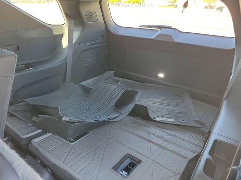 Used 2024 Chevrolet Traverse LT FWD image 15