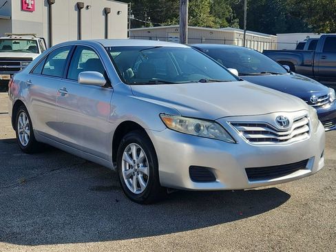 Used 2011 Toyota Camry LE image 1