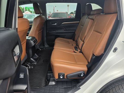 Used 2017 Toyota Highlander Limited w/ Protection Package #3 FWD image 12