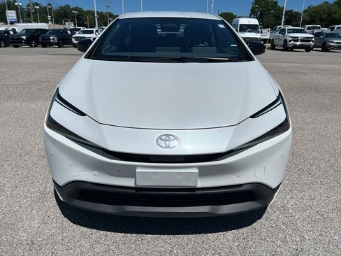 Used 2024 Toyota Prius LE FWD image 2
