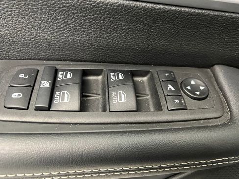 Used 2025 Chrysler Pacifica Limited image 13