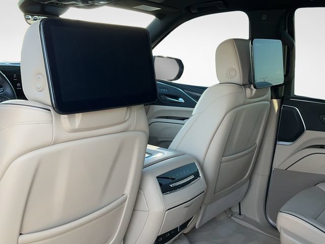 Used 2023 Cadillac Escalade Premium Luxury w/ Performance Package AWD/4WD image 16