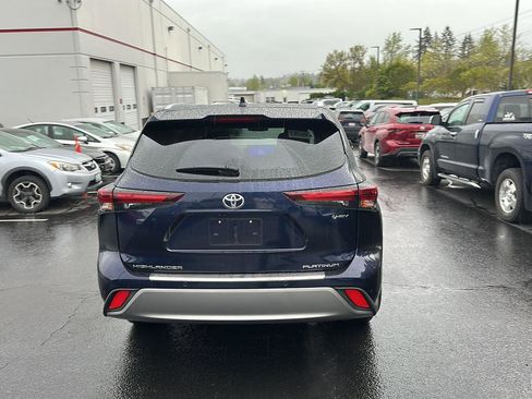 Used 2025 Toyota Highlander Platinum image 4