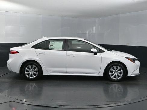 Used 2025 Toyota Corolla LE image 6