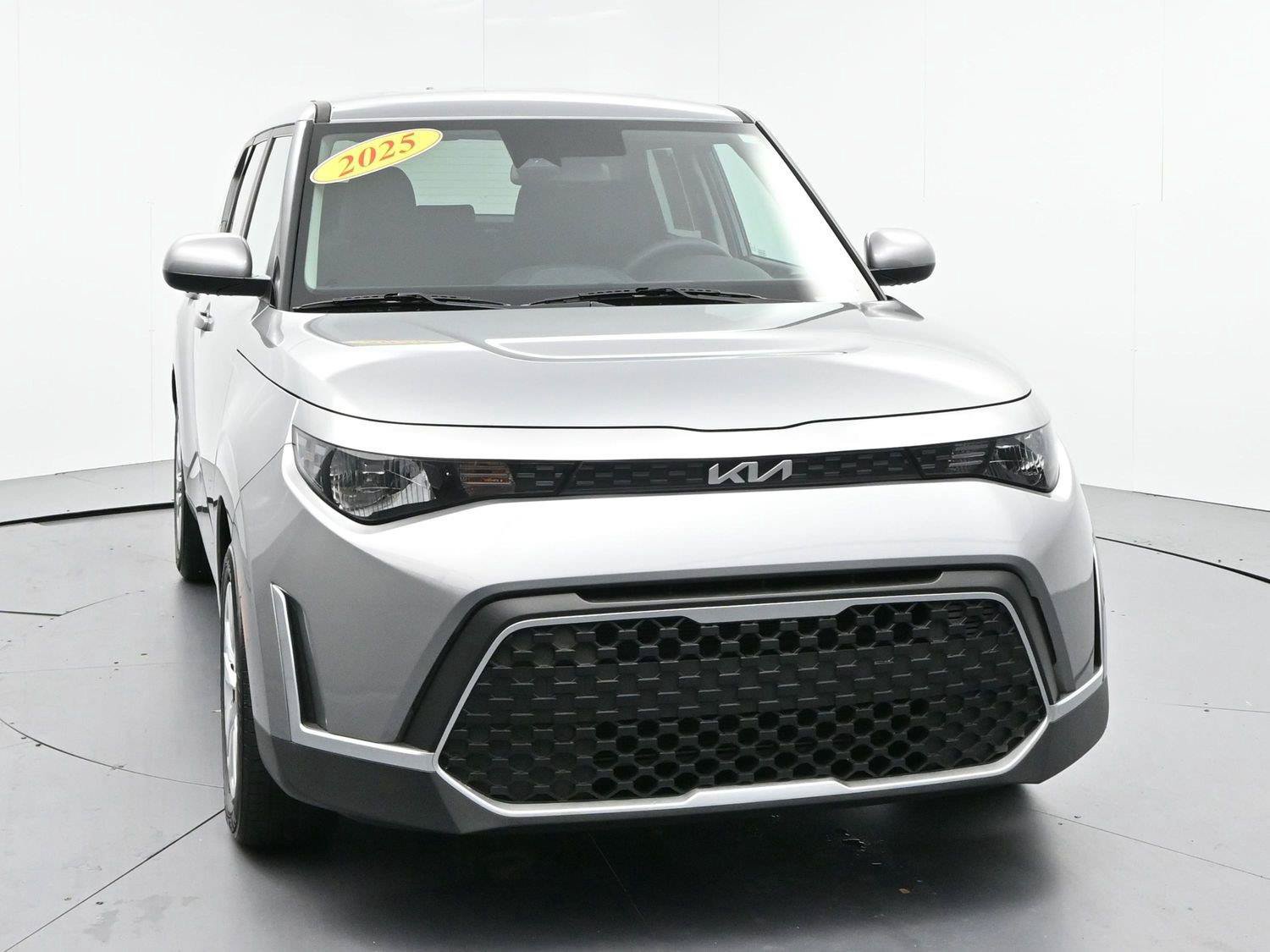 Used 2025 Kia Soul LX FWD image 2