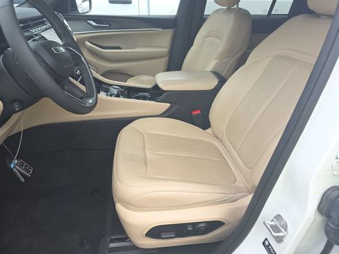 Used 2022 Jeep Grand Cherokee Limited 4xe w/ Luxury Tech Group II AWD/4WD image 3