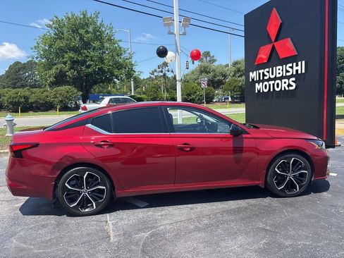 Used 2023 Nissan Altima 2.5 SR w/ SR Premium Package FWD image 2