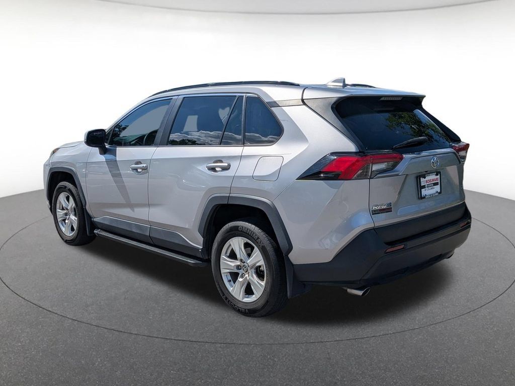 Used 2021 Toyota RAV4 XLE FWD image 4