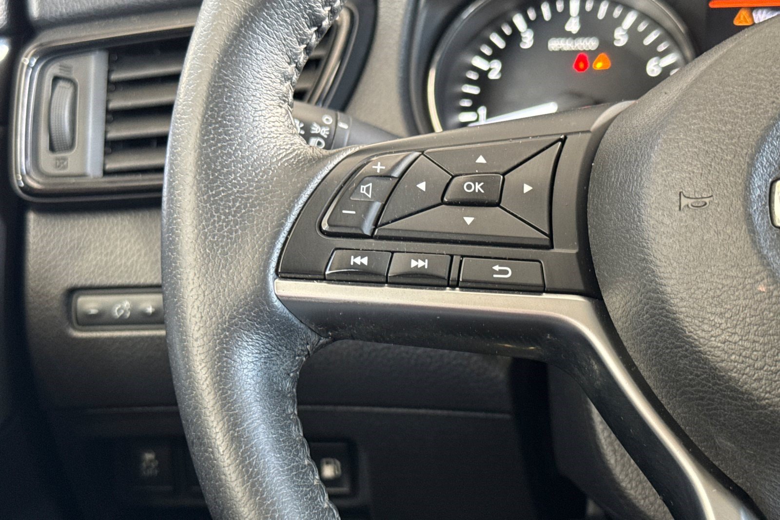Used 2020 Nissan Rogue SV FWD image 30