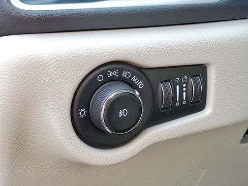 Used 2023 Chrysler Pacifica Touring-L FWD image 23