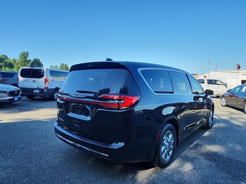 Used 2026 Chrysler Pacifica Select FWD image 5