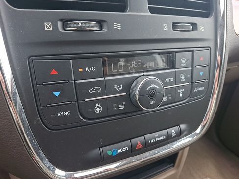 Used 2016 Chrysler Town & Country Touring-L FWD image 24