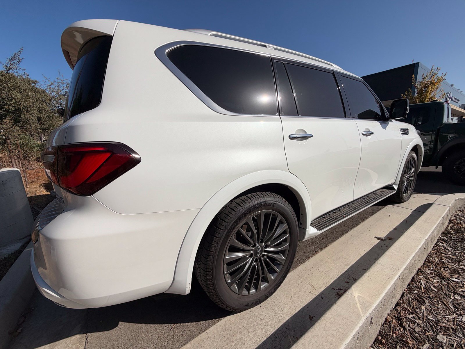 Used 2023 INFINITI QX80 Premium Select w/ Cargo Package AWD/4WD image 4