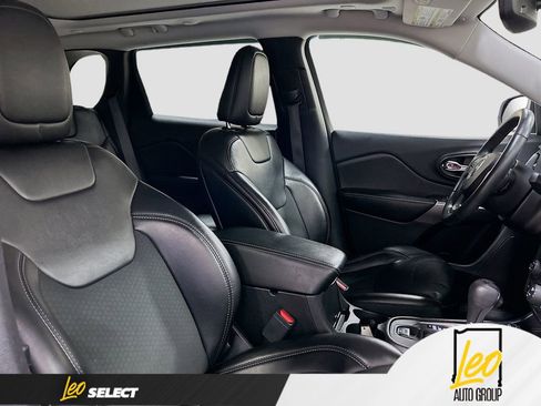 Used 2019 Jeep Cherokee Latitude Plus w/ Comfort/Convenience Group image 28