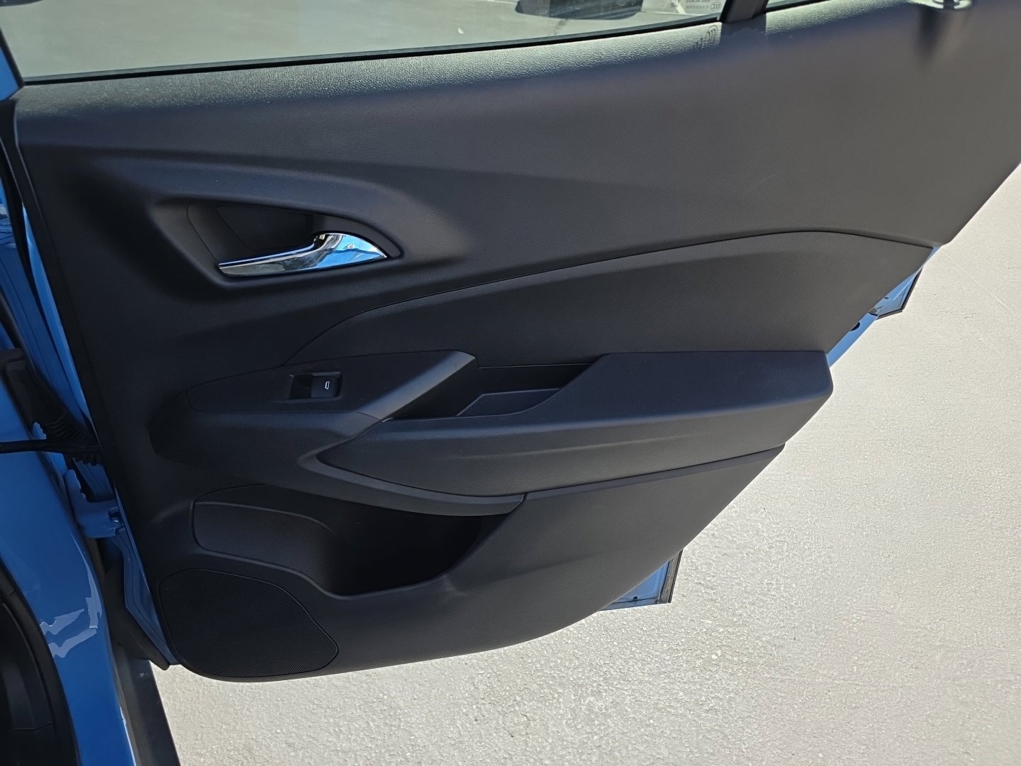 Used 2024 Chevrolet Trax RS w/ Sunroof Package FWD image 32