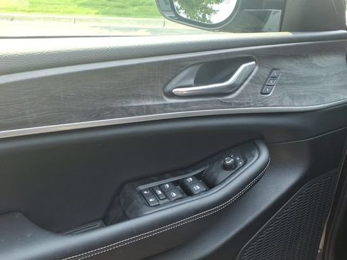 Certified 2024 Jeep Grand Cherokee Limited w/ Black Appearance Package AWD/4WD image 9