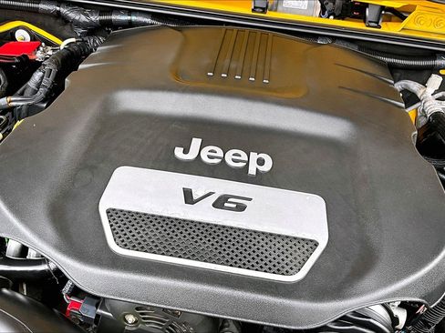 Used 2015 Jeep Wrangler Unlimited Rubicon w/ Connectivity Group image 26