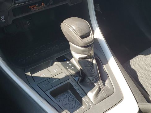 Used 2019 Toyota RAV4 LE FWD image 31