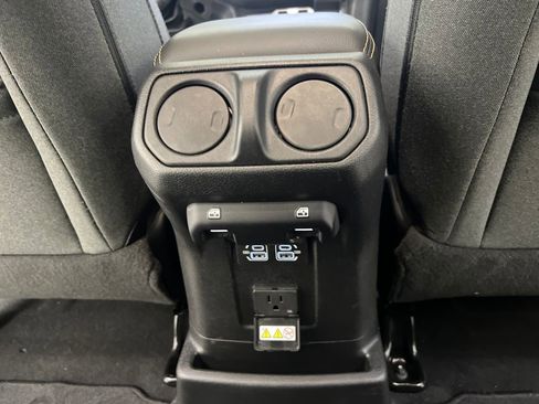 Used 2025 Jeep Wrangler Unlimited Sahara image 19