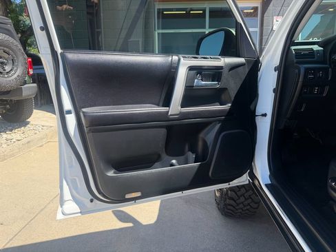 Used 2016 Toyota 4Runner SR5 AWD/4WD image 18
