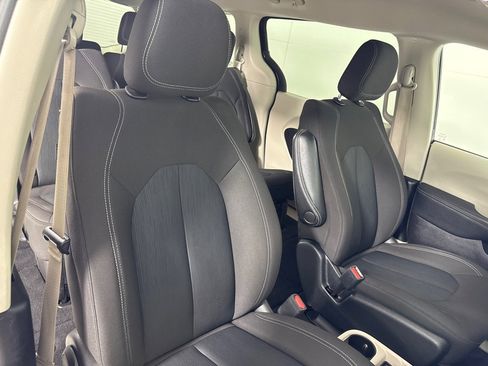 Used 2022 Chrysler Voyager LX image 28