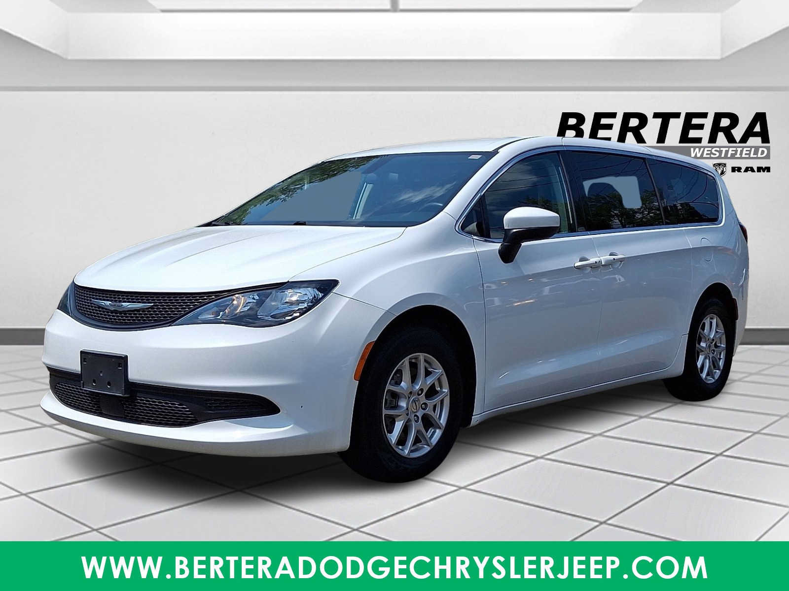 Used 2022 Chrysler Voyager LX FWD image 3
