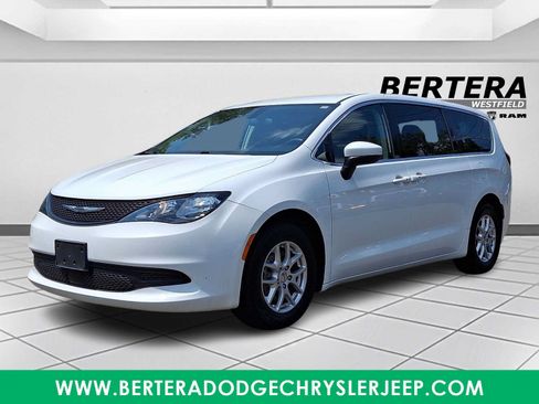Used 2022 Chrysler Voyager LX FWD image 3