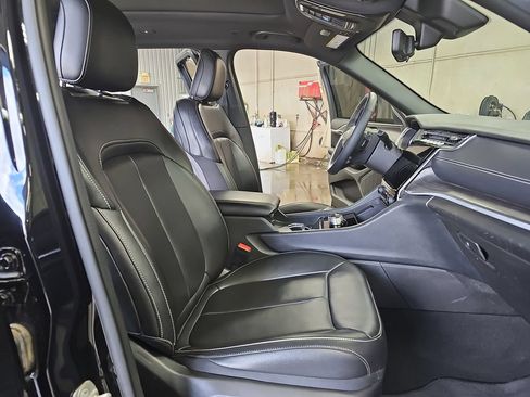 Used 2024 Jeep Grand Cherokee L Limited w/ Luxury Tech Group II AWD/4WD image 10
