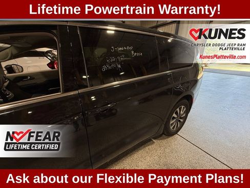 Used 2023 Chrysler Pacifica Touring-L FWD image 37