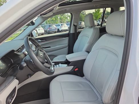 Used 2022 Jeep Grand Cherokee Overland AWD/4WD image 27