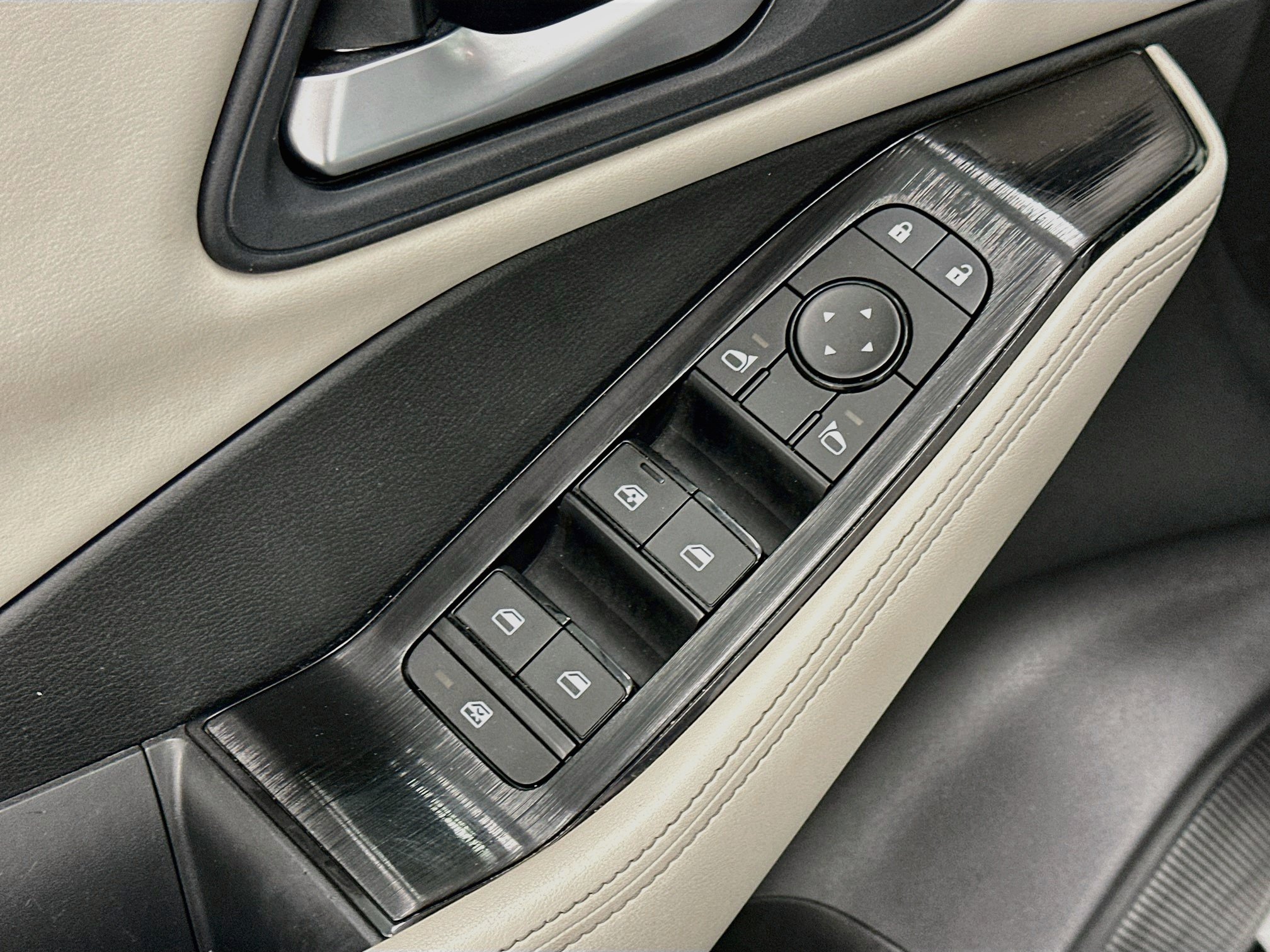 Used 2025 Nissan Rogue SV AWD/4WD image 15